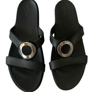 Crocs Sanrah Beveled Circle Sandal Metal-Block Sandal Black Silver comfort shoe